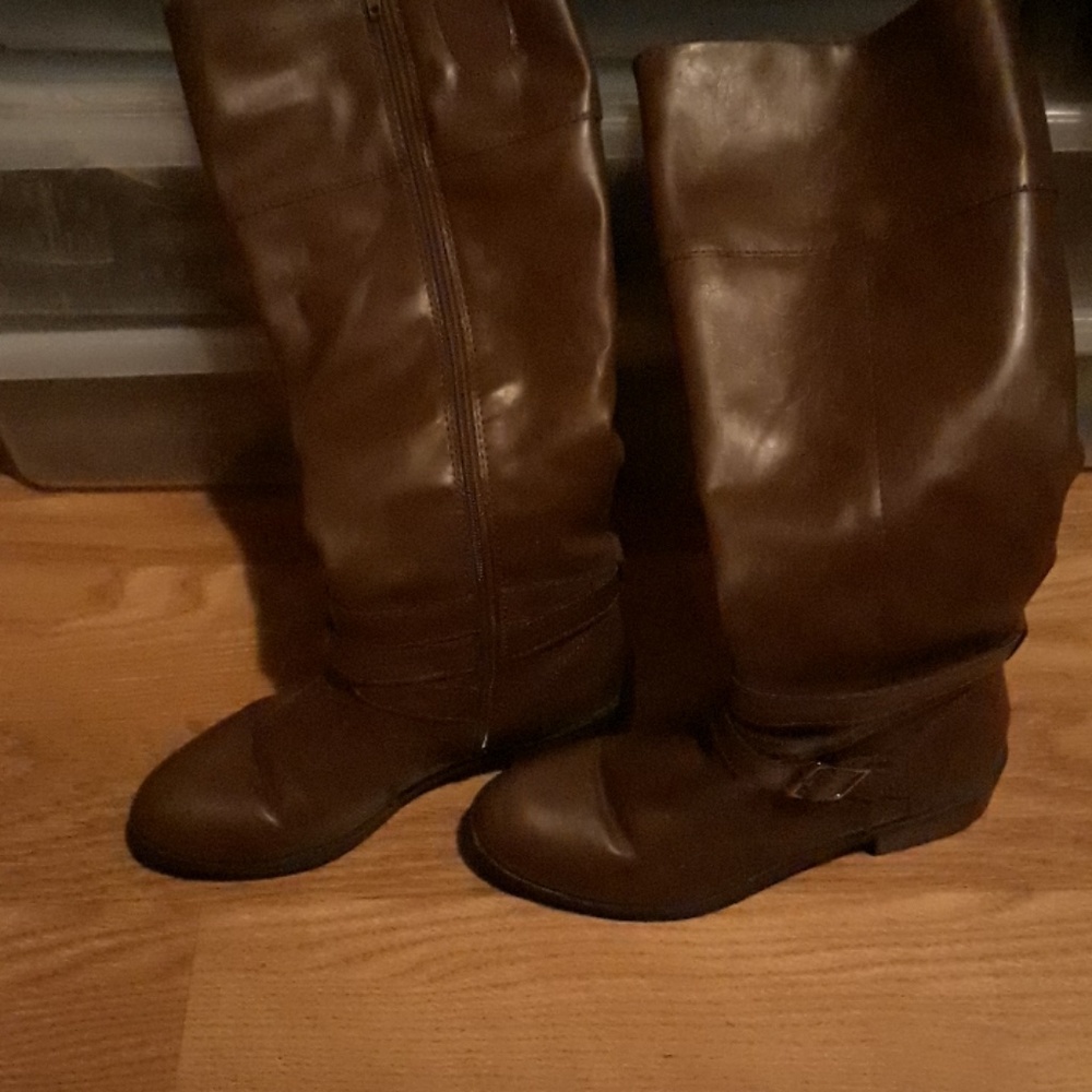 Boots - Picture 3 of 4